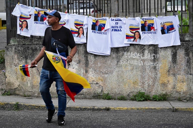 Venta de camisetas con la foto de María Corina Machado y de González Urrutia en La Victoria, estado de Aragua (Photo by JUAN BARRETO / AFP)