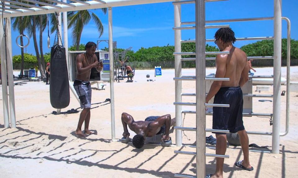 Juvens Dalger, entrenador personal, dirige una sesión de entrenamiento en el Lummus Park el mes pasado, cuando la arena alcanzaba los 137 grados.