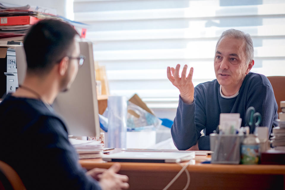 A student meets with a university administrator