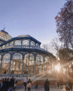 <p>Construido en 1887 con motivo de la Exposición de las Islas Filipinas, el Palacio de Cristal es sin duda alguna la perla de El Retiro. (Foto: Instagram / <a rel="nofollow noopener" href="https://www.instagram.com/p/Bt_xQb_htiS/" target="_blank" data-ylk="slk:@jcrmzz;elm:context_link;itc:0;sec:content-canvas" class="link ">@jcrmzz</a>). </p>