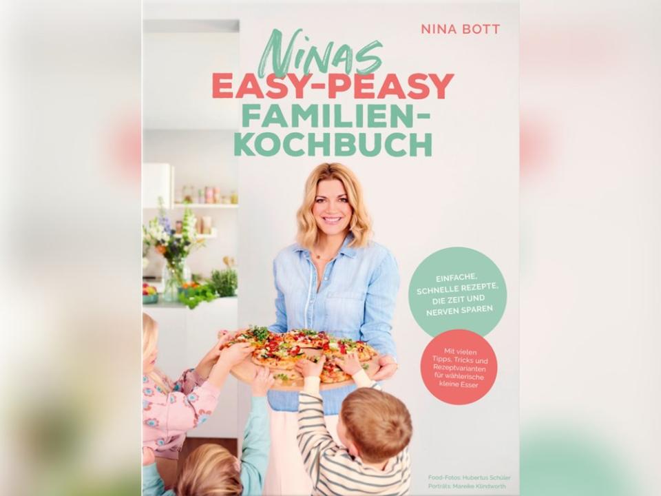 Schauspielerin und Moderatorin Nina Bott teilt in ihrem "Easy-Peasy-Familienkochbuch" ihre besten Tipps und Tricks. (Bild: Becker Joest Volk Verlag)