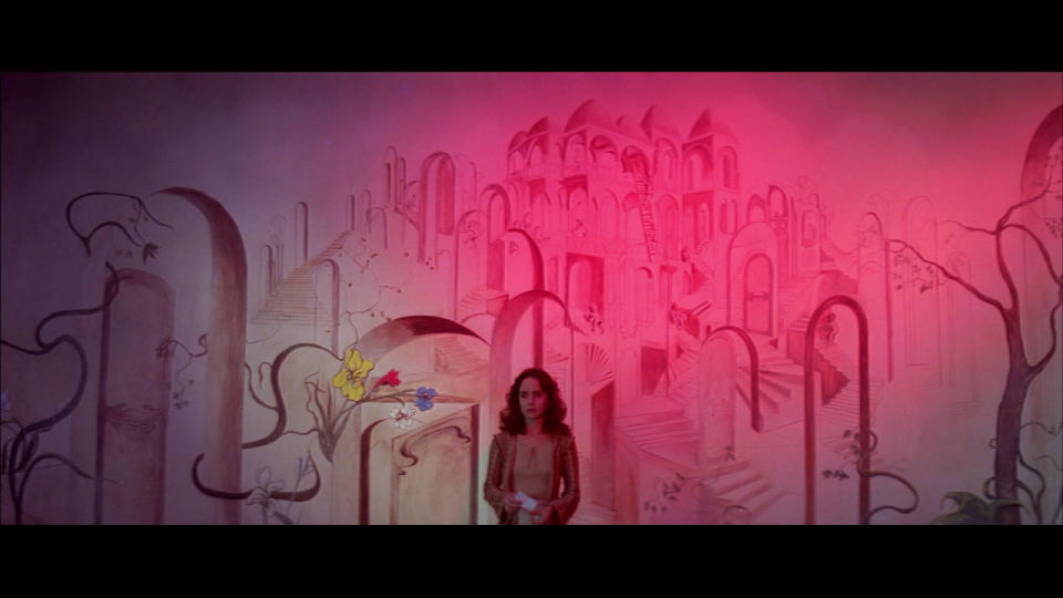 SUSPIRIA (1977): Este filme se convirtió en un auténtico clásico del terror gótico dirigido por el italiano Darío Argento.