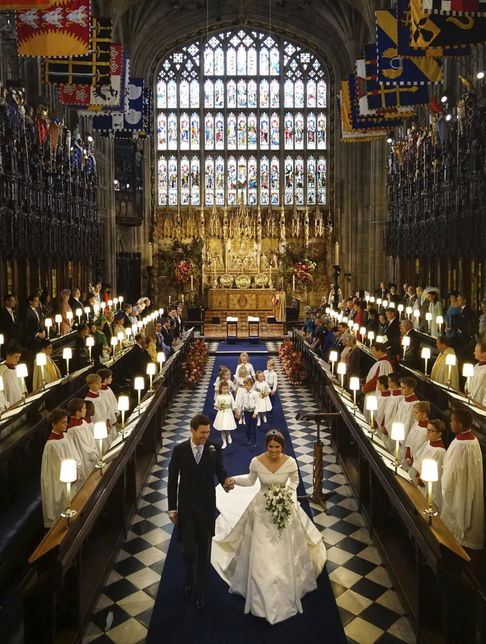 La princesa Eugenia deYork y Jack Brooksbank tras la ceremonia de su boda en la Capilla de San Jorge, en el Castillo de Windsor, el viernes 12 de octubre del 2018 cerca de Londres, Inglaterra. (Jonathan Brady, Pool via AP)