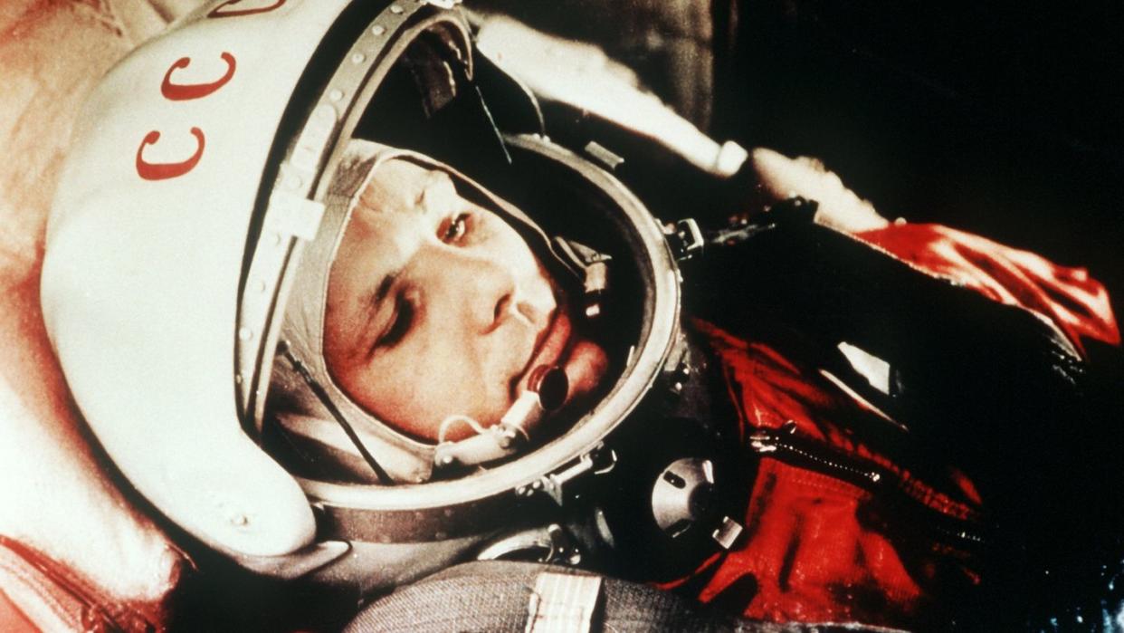 Der Kosmonaut Juri Gagarin kurz vor dem Start zum ersten bemannten Weltraumflug.