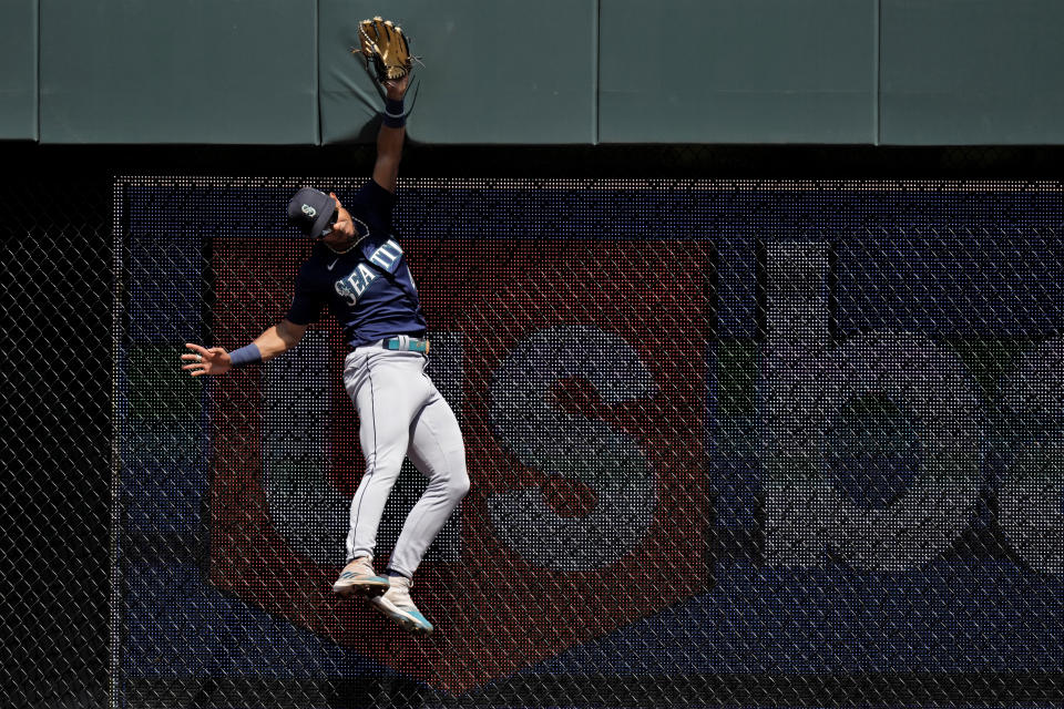 Seattle Mariners center fielder Julio Rodriguez can't reach a solo home run hit by Kansas City Royals' Nelson Velazquez during the fourth inning of a baseball game Thursday, Aug. 17, 2023, in Kansas City, Mo. (AP Photo/Charlie Riedel)