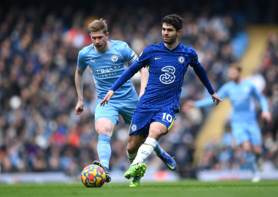 Christian Pulisic makes a pass in midfield (Getty Images)