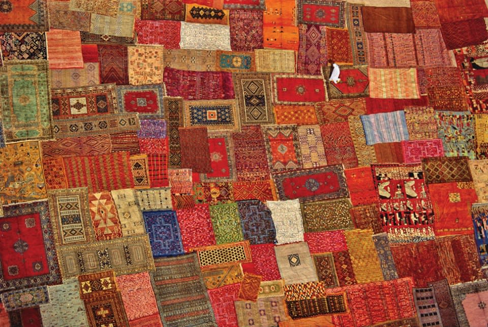 <b>Alfombras de Marrakech, Marruecos</b><br> Además de las artesanías en cobre, alpaca y cuero, Marruecos es un importante centro de producción de alfombras y tapetes. Tejidos tradicionalmente en lana (símbolo de la protección y la felicidad) a veces se trabajan en seda, algodón y pelo de camello o cabra. Los colores y motivos representan las áreas de fabricación, entre las más famosas están las de Alto Atlas, por sus cálidos tonos rojos, anaranjados y amarillos.
