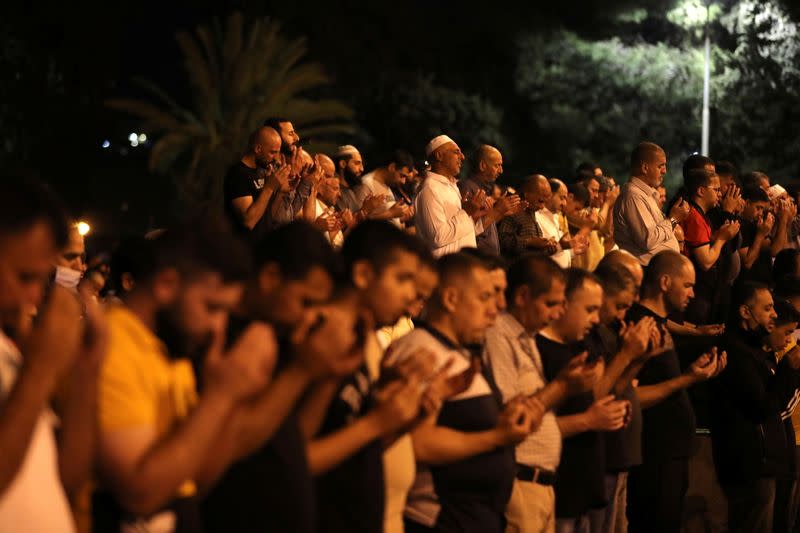 Palestinians pray on Laylat al-Qadr amid tensions in Jerusalem