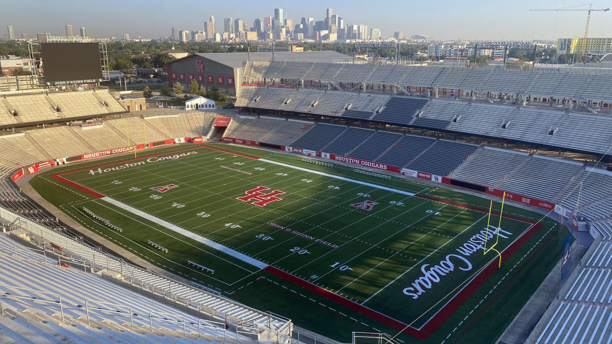  L-Acoustics solutions don the Houston Cougars home stadium for a thrilling sonic experience. 