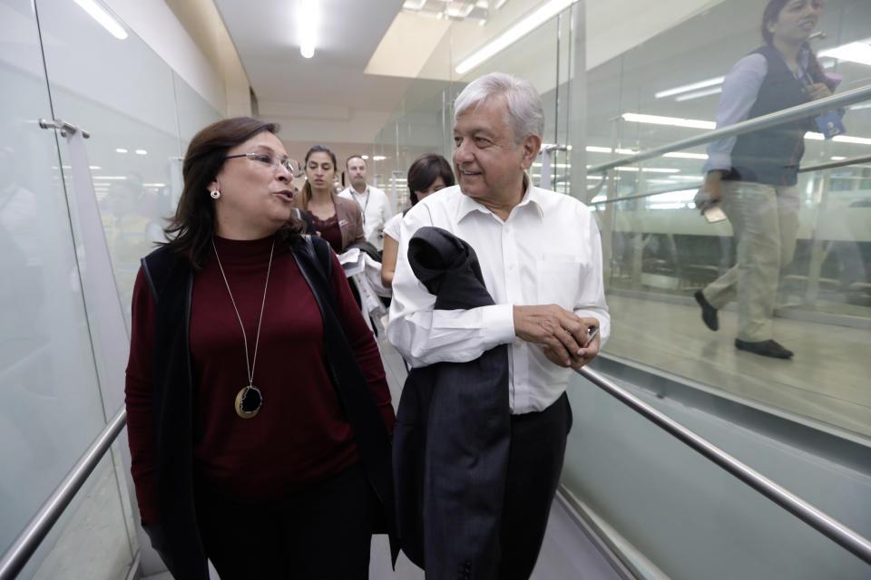 FOTOS | AMLO viaja e inaugura histórica Presidencia de la austeridad