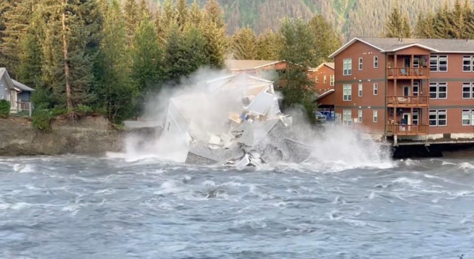 Multiple homes have collapsed during the floods. TikTok / @mari0deplumber