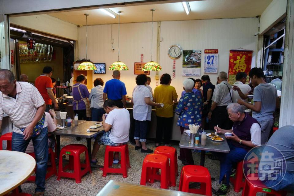 基明飯桌仔位於沙卡里巴市場內，是老台南人專屬的早餐。