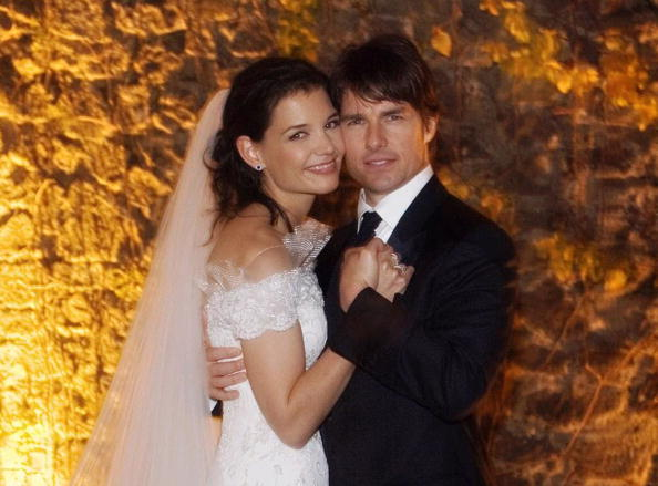 No hay terceros involucrados, pero la relación entre Tom Cruise y Katie Holmes no sólo sorprendió sino que puso a todos a hablar cuando salió a la luz pública en 2005. El actor brincó en sofás profesando su amor y le propuso matrimonio en París a ocho semanas de conocerse. La actriz salió embarazada y su hija Suri Cruise atendió la fastuosa boda en Italia. El matrimonio duró cinco años y ella no ha se ha expresado sobre su ex desde que se dejaron en 2012.