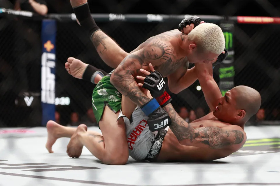 Febreroy 24, 2024. El brasileño Daniel Lacerda lucha contra el mexicano Édgar Chairez durante la UFC Fight Night en la Ciudad de México. | Foto: Luis Marin/ Eyepix Group/Future Publishing via Getty Images