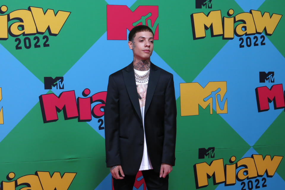 El cantante mexicano Natanael Cano posa en la alfombra de los premios MTV MIAW en la Ciudad de México el 8 de julio de 2022. Cano se presentará en el festival Rumbazo en Las Vegas el 10 de septiemre. (Foto AP/Berenice Bautista)