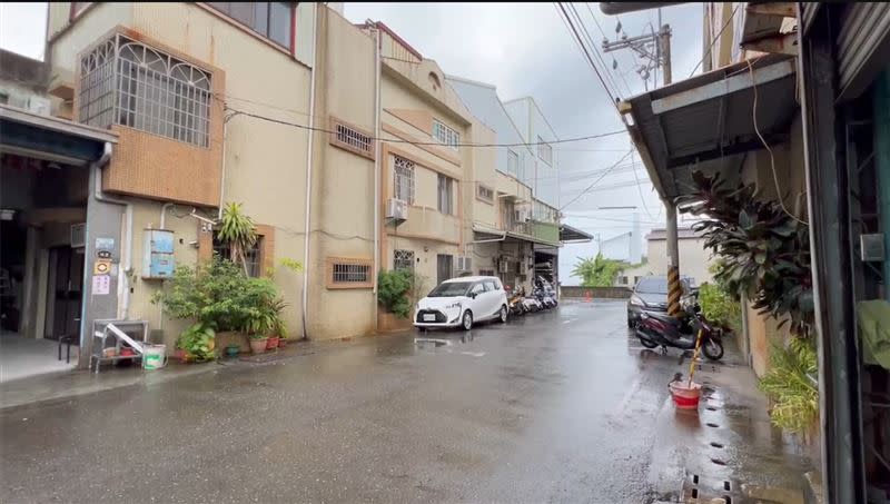 一路大雨滂沱，抵達武玄壇時尚未停歇，天空仍籠罩著烏雲。（圖／記者林昱孜攝影）