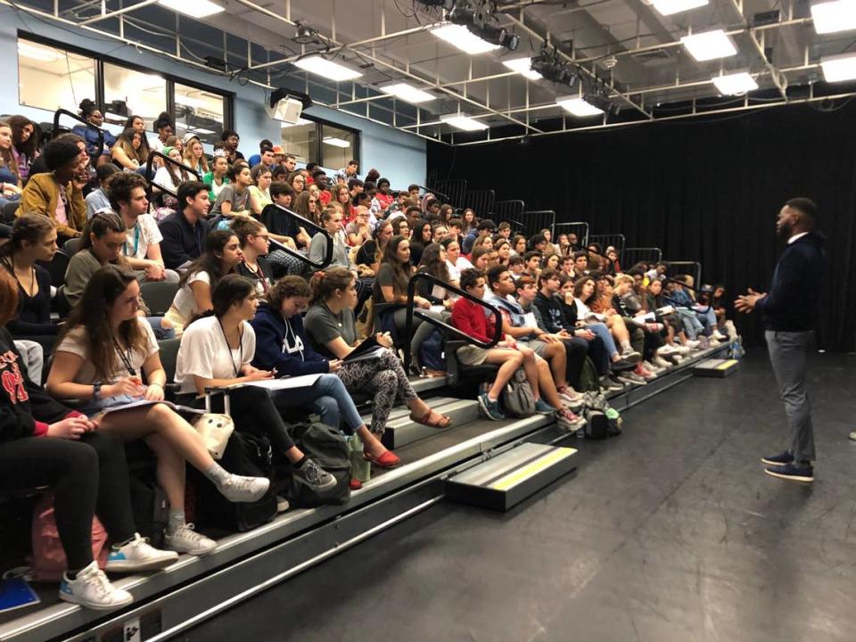 Tarell Alvin McCraney, de 39 años, hablando con los estudiantes de New World School of the Arts (NWSA) el lunes 16 de diciembre de 2019. McCraney se graduó de NWSA en 1999 y será incluido en el Salón de la Fama de ex Alumnos de las Escuelas Públicas del Condado Miami-Dade en febrero de 2020.