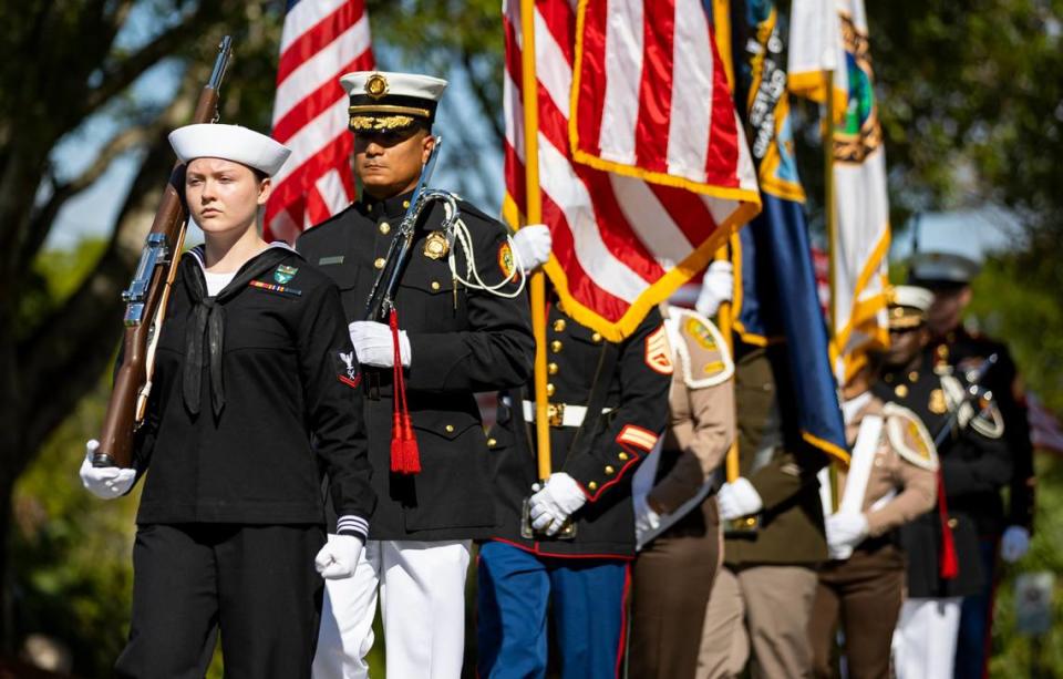 Autumn Mattingly, guardia de honor del Comando Sur de Estados Unidos (izq.) lidera la presentación de los estandartes, durante la ceremonia de tributo a las víctimas de los ataques terroristas del 11 de septiembre de 2001, en Tropical Park, Miami, el domingo 11 de septiembre de 2022.