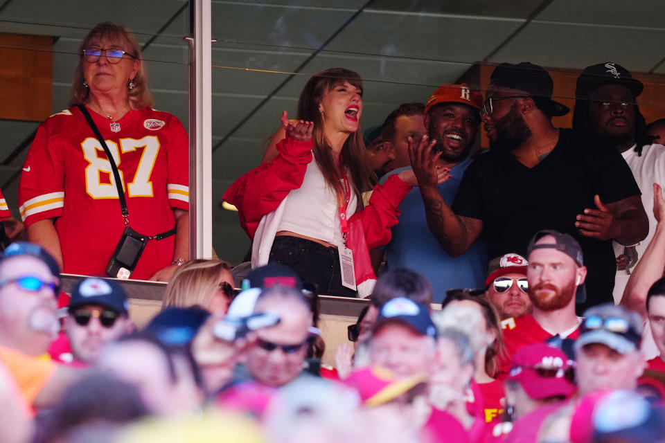 Taylor Swift es captada durante el juego de Chicago Bears  y Kansas City Chiefs. (Jason Hanna/Getty Images)