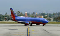 <b>Southwest airlines</b>: uno strappo alla regola per una storia davvero triste. Un pilota si è rifiutato di partire fino a quando non è arrivato in aereoporto un passeggero che doveva partire per forza: si trattava di un nonno il cui <b>nipotino stava per morire</b> a causa delle percosse ricevute dal convivente della madre: “Non vanno da nessuna parte senza di me- avrebbe detto il pilota al suo passeggero- e io non vado da nessuna parte senza di lei”.