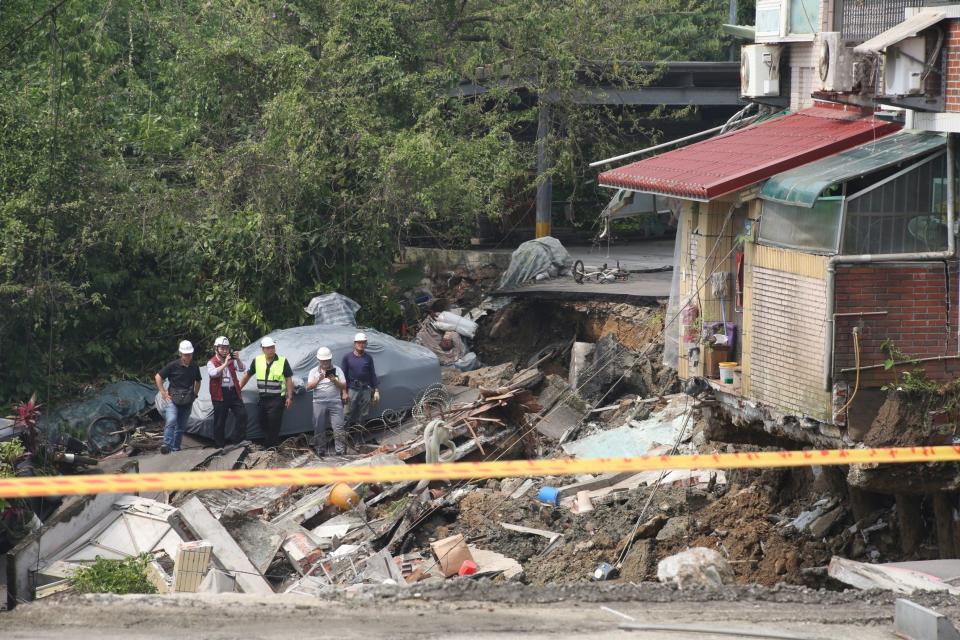 3日大地震後，新北市安泰路社區傳出地基掏空、房屋塌陷災情。（陳卓邦攝）
