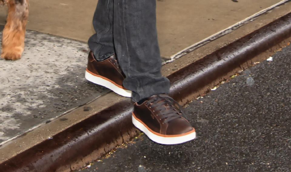 Orlando Bloom wearing Kizik Sonoma sneakers in brown.