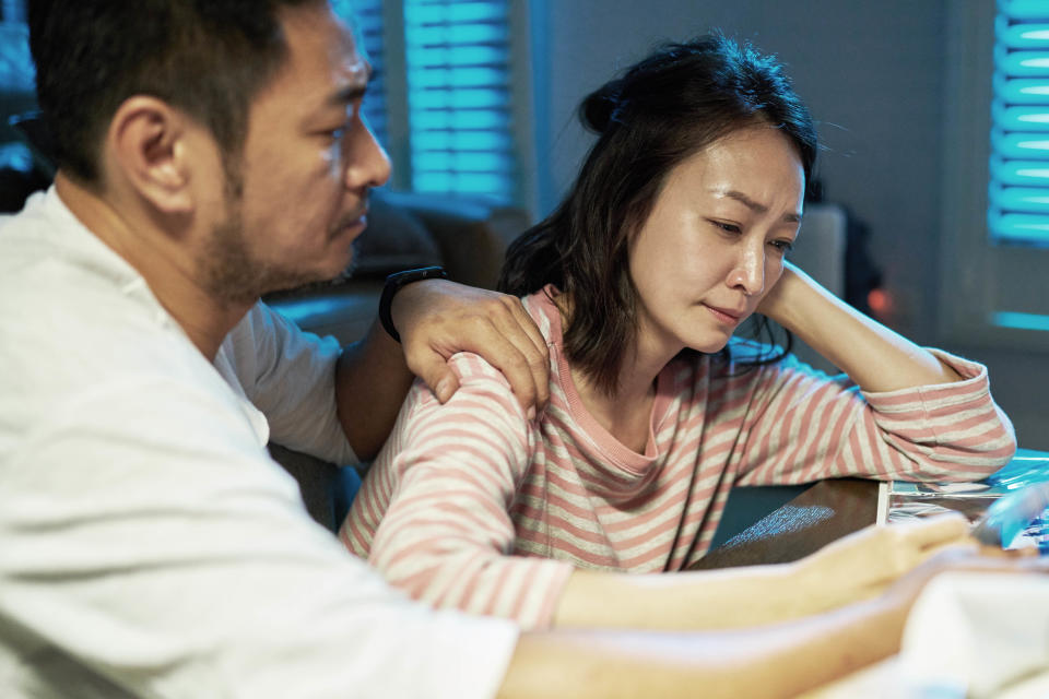 《違反校規的跳投》劉漢強（左）、潘慧如飾演夫妻，為保護患有「馬凡氏症」的兒子吳念軒煩惱_七十六号原子提供