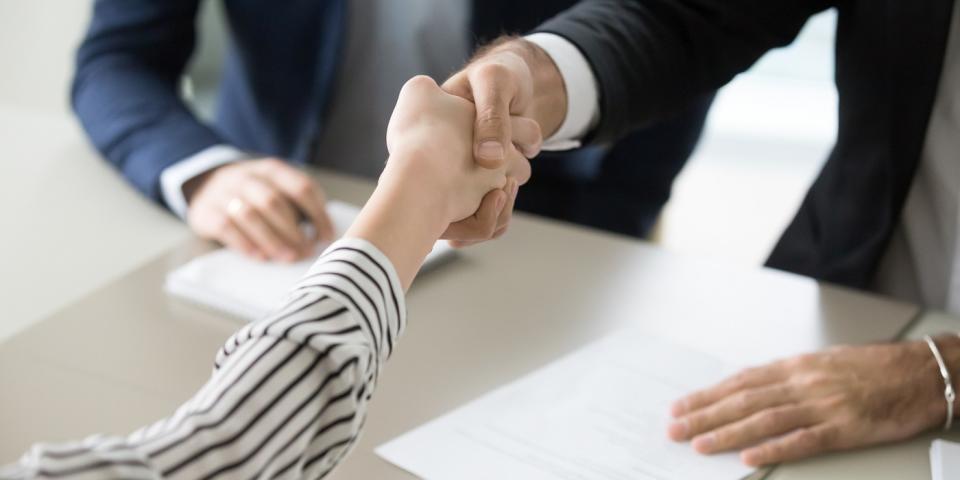 Una stretta di mano equivale a un contratto di lavoro pagato? Non sempre: ecco i motivi (foto: Getty Images)