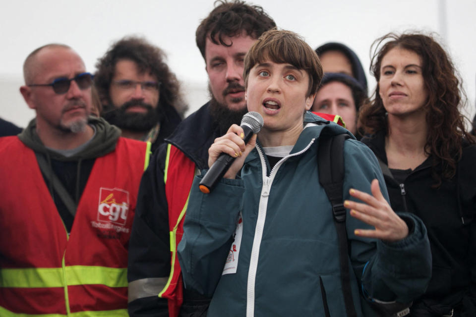 L’actrice Adèle Haenel a prononcé un discours devant les employés en grève de la raffinerie TotalEnergies de Gronfreville-l’Orcher, une semaine après l’utilisation de l’article 49.3 pour faire passer la réforme des retraites. 