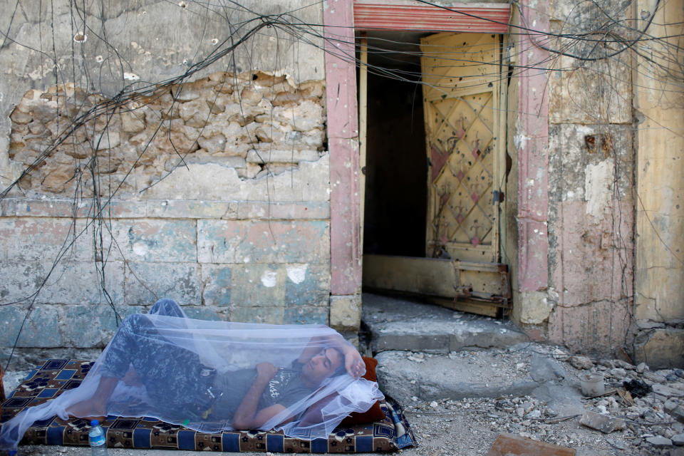 <p>A member of the Iraqi Federal police rests at the frontline in the Old City of Mosul, Iraq, June 28, 2017. (Photo: Ahmed Jadallah/Reuters) </p>