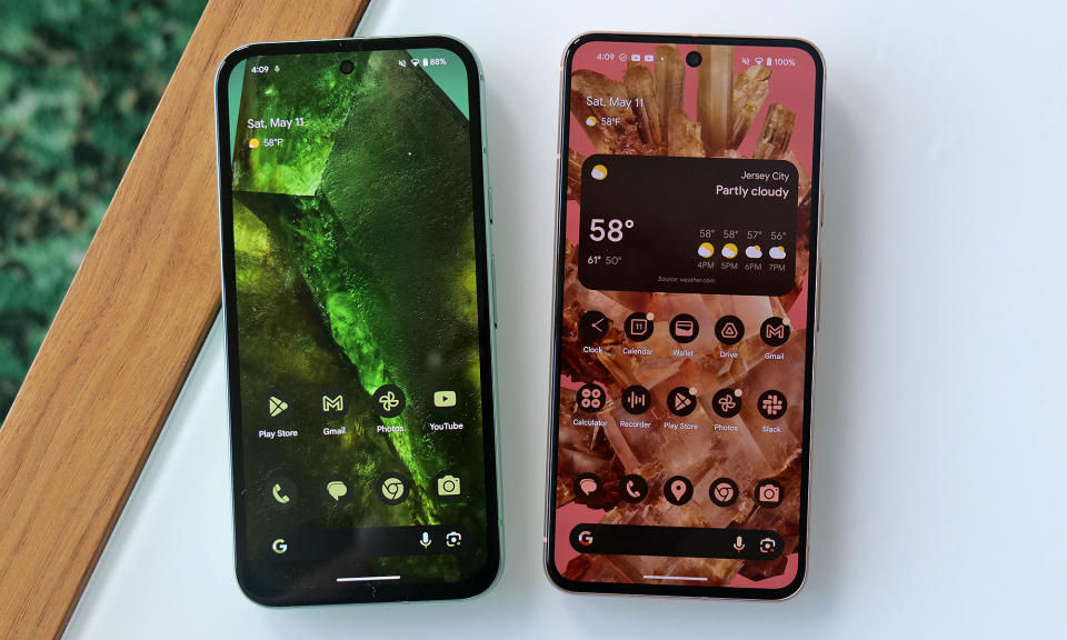 Si bien ambos tienen diseños muy similares, el Pixel 8a (izquierda) tiene una pantalla de 6,1 pulgadas ligeramente más pequeña con biseles más grandes que el Pixel 8 estándar (derecha). 