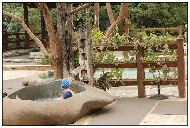 [苗栗旅遊]湖畔花時間~草莓生啤酒 坐在石頭中間泡湯絕佳感受