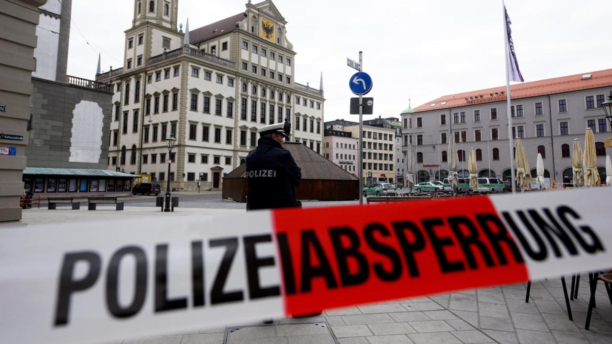 Polizisten sperren den Rathausplatz in Augsburg. Foto: Stefan Puchner