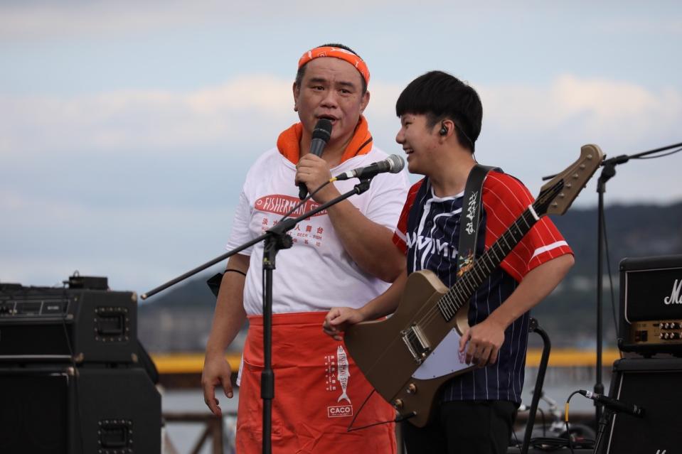 阿炮師與喬治齊互動，帶動現場氣氛，開啟搖滾之日。   圖：新北市觀旅局提供