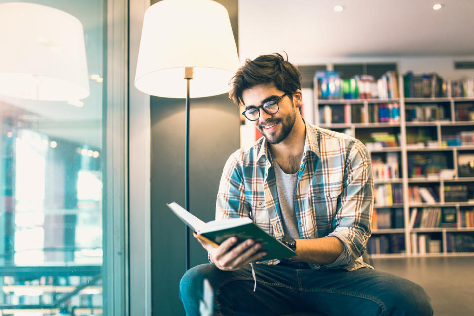 Obsequiar libros es una gran idea, sobre todo si conoces qué le gusta al destinatario. Foto: <span>Jovanmandic/iStock</span>