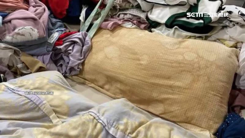 高嘉瑜表示，這顆泛黃、充滿汙漬的枕頭非常好睡。（圖／翻攝自高嘉瑜臉書）
