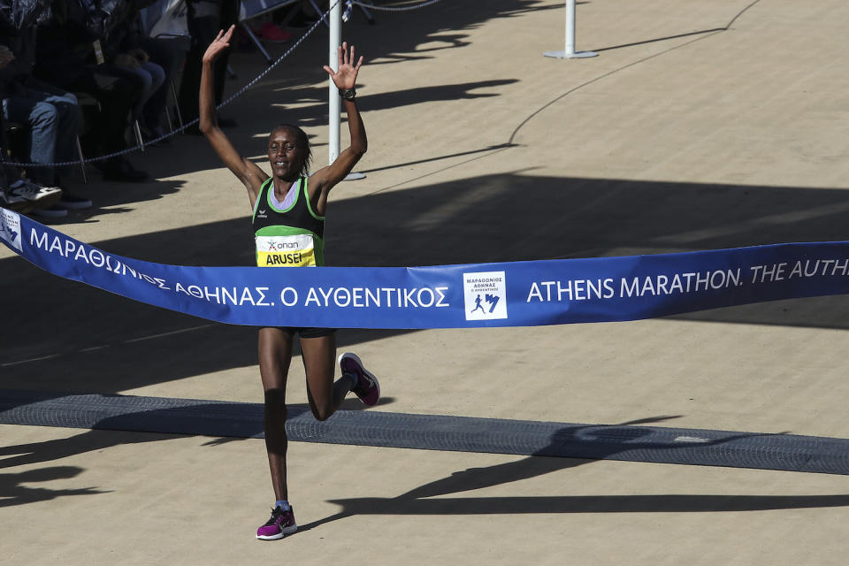 <p>Unfassbar! Wie die deutsche Ausgabe des Laufmagazins „Runners World“ berichtet, hat der Kenianer Peter Koech Langat einen neuen Weltrekord aufgestellt. Als erster Mensch schaffte er es, die Marathon-Strecke unter zwei Stunden zu laufen. Die Wahrheit: weder gibt es einen Peter Koech Langat, noch hat jemand bisher die 42,195 Kilometer so schnell zurückgelegt. (Bild: AP Images)</p>