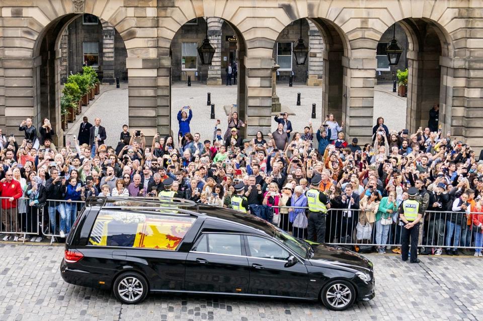 La carroza fúnebre con el ataúd de la Reina y cubierta con el estandarte real de Escocia (PA Wire)