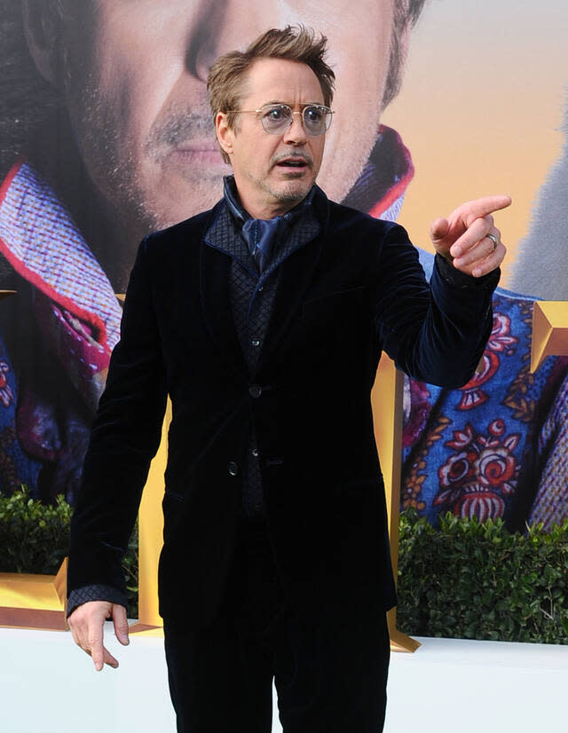 Einen beeindruckenden, wenn auch nicht allzu skurrilen Titel, hält Robert Downey Jr. Der Star macht nämlich wie kein zweiter Kasse in den Kinos. Vor allem als 'Iron Man' lockte er in den letzten Jahren Superhelden-Fans vor die Leinwände. Das macht ihn bei 29 Filmen zum umsatzstärksten Hauptdarsteller mit über 13 Milliarden eingespielten Euro.