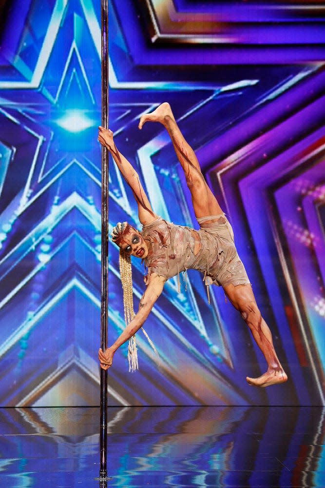 Dancer-contortionist El Invertebrado shocked the judges with a spooky pole-dancing routine.