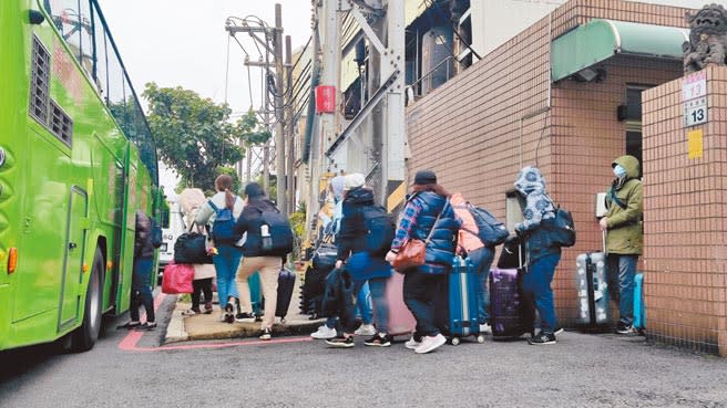 桃園市中壢區某電子廠有5名員工確診，280名員工緊急到中南部1處集中檢疫所。（賴佑維攝）