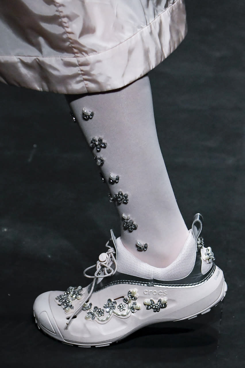 Simone Rocha Crocs聯名款很難不搶購吧！蝴蝶結、珍珠與閃石水晶厚底涼鞋少女心爆發