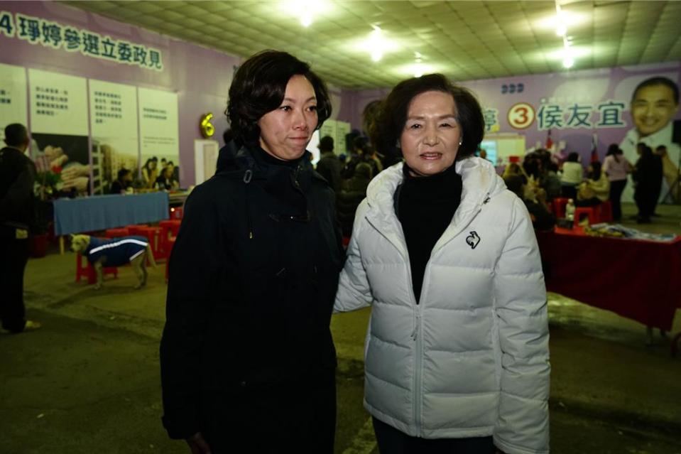 國民黨宜蘭縣立委候選人黃琤婷（左）在縣長林姿妙（右）陪同下宣布敗選。（李忠一攝）