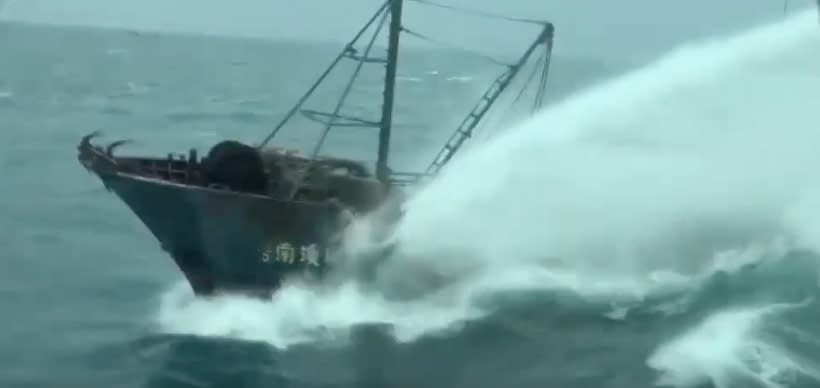 日前有中國漁船以避東北季風為名越界我國南方四島國家公園海域，遭海巡署金馬澎分署接連派遣「屏東艦」、「新竹艦」以強力水砲驅離。   圖：截自海巡署金馬澎分署臉書