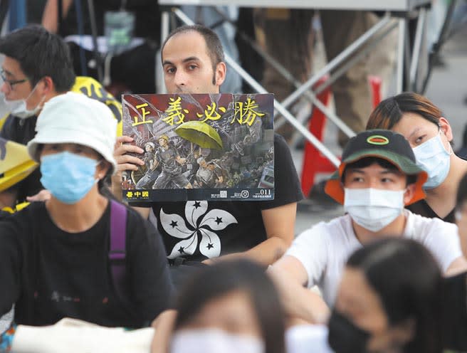 香港大學法律學院講師昨指出，該法例超越了大陸國內域外管轄權只適用於大陸公民的概念，兼管外國人。圖為台灣民間挺港活動的畫面。（本報資料照片）