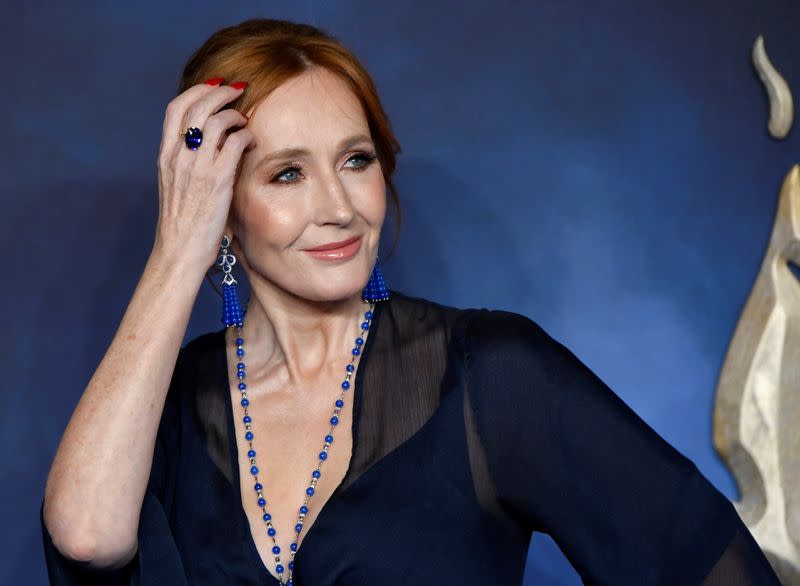 Imagen de archivo de la autora británica J.K. Rowling asistiendo al estreno en Reino Unido de la película "Animales fantásticos: los crímenes de Grindelwald" en Londres