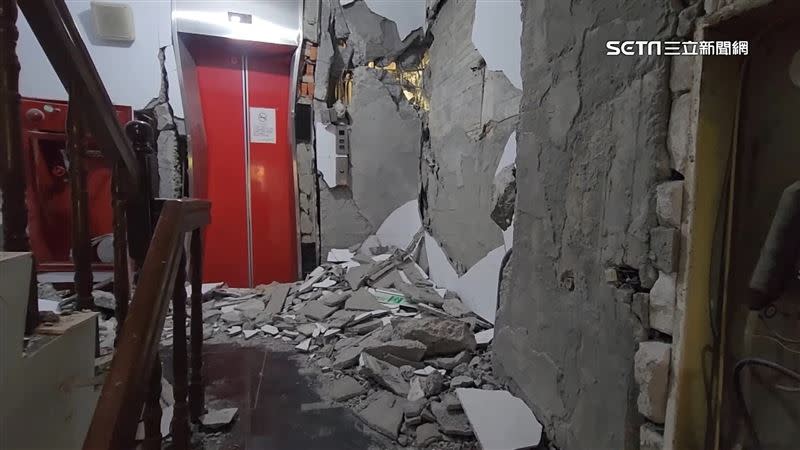 大樓牆壁被地震震碎，嚇壞住戶。