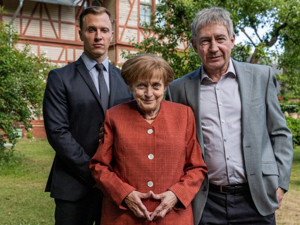 Personenschützer Mike (Tim Kalkhof), Angela Merkel (Katharina Thalbach), Ehemann Joachim Sauer (Thorsten Merten) in der RTL-Produktion "Miss Merkel". (Bild: RTL / Maor Waisburd Photography)