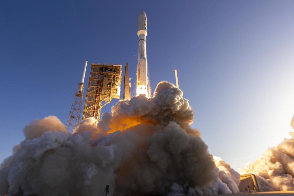 A United Launch Alliance (ULA) Atlas V rocket carrying the Mars 2020 mission with the Perseverance rover and Ingenuity helicopter lifts off from Space Launch Complex-41 on July 30, 2020. / Credit: United Launch Alliance