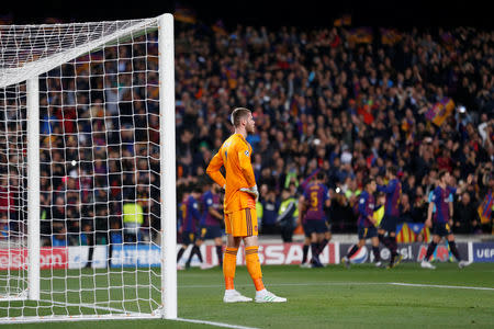 Foto del martes del arquero del Manchester United, David de Gea, reacciona tras el segundo gol del Barcelona. Abr 16, 2019. Action Images via Reuters/Carl Recine